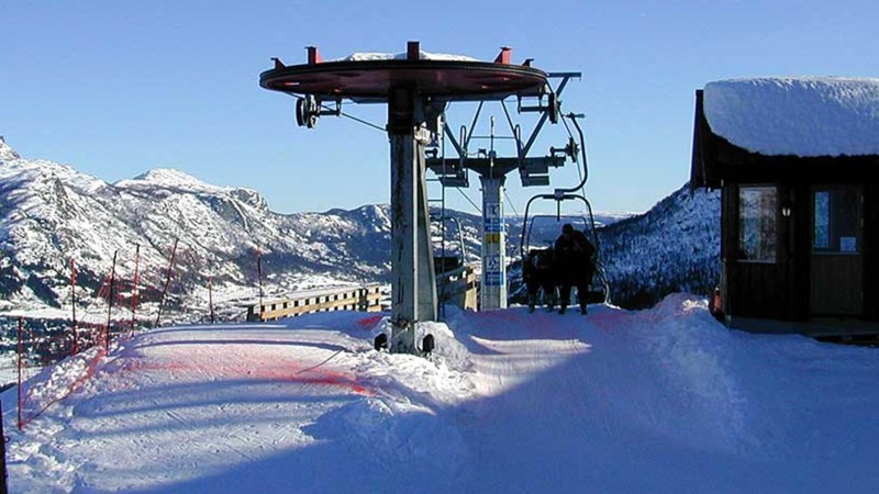 2-stols liften som går upp till Skarsnuten